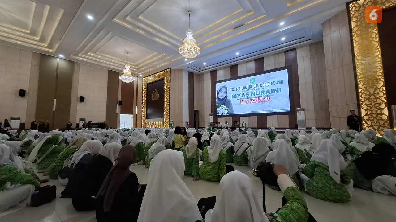 Ratusan kader Fatayat NU Lampung menggelar aksi damai di Mapolda Lampung untuk mengungkap kasus pembunuhan yang menimpa Riyas Nuraini. Foto : (Liputan6.com/Ardi).