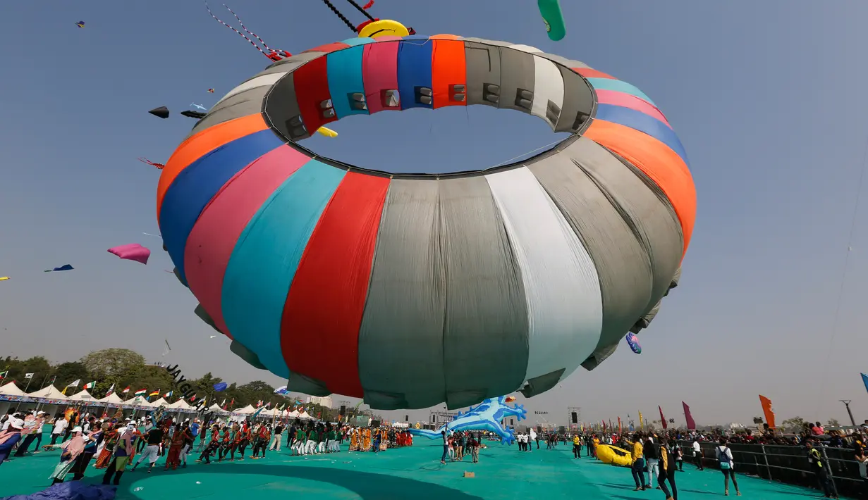 Layang-layang bundar yang berwarna-warni diterbangkan saat festival layang-layang Internasional di Ahmadabad, India (7/1). Festival bertaraf internasional ini digelar setiap tahunnya di India. (AP Photo/Ajit Solanki)
