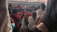 Penonton yang diduga tak bertiket berhasil masuk ke dalam SUGBK, Jakarta, Jumat (15/11/2024) saat Timnas Indonesia menghadapi Timnas Jepang. (Bola.com/Hery Kurniawan)