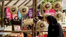 Sejumlah tas dan pajangan dekorasi rumah hasil kerajinan tangan dipamerkan dalam Festival Panen Raya Nusantara di Taman Menteng, Jakarta, Jumat (13/10). Festival ini diadakan hingga 15 Oktober mendatang. (Liputan6.com/Angga Yunair)