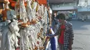 Pedagang merapikan pelita dagangannya yang dijual di Jalan Sam Ratulangi, Kota Gorontalo, Rabu (22/5/2019). Pelita yang terbuat dari botol bekas tersebut dijual dengan harga Rp 5 ribu hingga Rp 12 ribu per buah. (Liputan6.com/Arfandi Ibrahim)