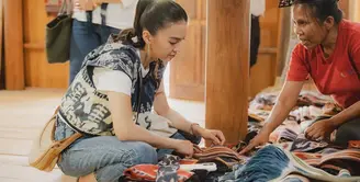Lihat cantiknya Raline Shah pakai vest tenun ikat Sumba berwarna biru. Ia memadukan wastra ini dengan kaus putih lengan pendek dan celana jeans. [Foto: Instagram/ralineshah]