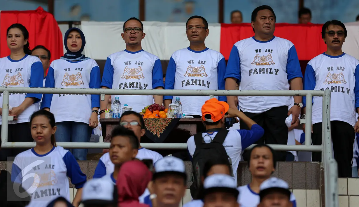 Rachmat Gobel (kedua kanan belakang) saat menghadiri Family Gathering Karyawan PT.Panasonic Gobel, Jakarta, Minggu (11/10/2015). Panasonic Gobel berkomitmen akan terus membangun industri untuk kepentingan ekonomi nasional. (Liputan6.com/Faizal Fanani)