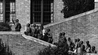 Sembilan siswa dikawal pasukan bersenjata memasuki Central High School di Little Rock, Arkansas, Amerika Serikat (Wikipedia/US Army)