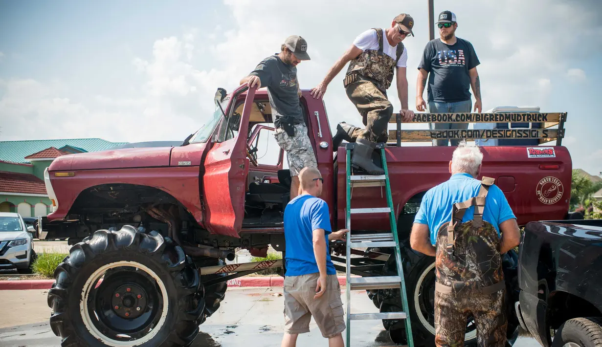 Truk monster menerobos genangan air saat membantu warga yang menjadi korban Badai Harley di Port Arthur, Texas, AS (1/9). Truk raksasa ini menjadi salah satu kendaraan yang diandalkan usai Badai Harley menghantam Texas. (AFP Photo/Emily Kask)