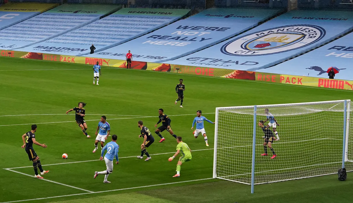 Pemain Arsenal Matteo Guendouzi (kedua kiri) mengejar bola saat bertanding melawan Manchester City pada laga Premier League di Etihad Stadium, Manchester, Inggris, Rabu (17/6/2020). Manchester City menang dengan skor 3-0. (Dave Thompson/POOL/AFP)