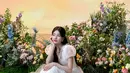 Gaun bergaya vintage yang dikenakan Bae Suzy memadukan lace dan tulle pada lengan gelembung dan rok lebar [@management_soop]