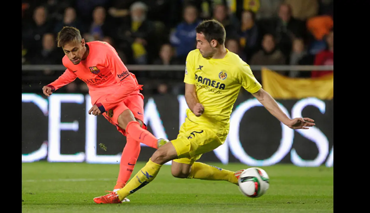 Duel panas terjadi di leg kedua semifinal Copa del Rey antara Villarreal melawan Barcelona di stadion Madrigal Villarreal , Spanyol, Rabu (4/3/2015). Barcelona Menang 3-1 atas Villarreal. (Reuters/Heino Kalis)