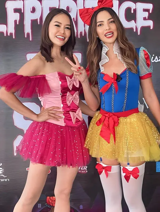 Nia Ramadhani tampil tak kalah memesona di malam harinya. Ia tampil dengan kostum mini dress dengan detail bagian atasnya berwarna biru, siluet rok tutu berwarna kuning dipermanis dengan pita merah di beberapa bagian dan kepala, serta legging putih. [Foto: Instagram/agustinramli]