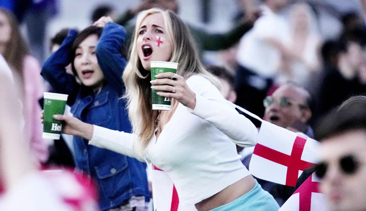 Suporter Timnas Inggris tampak histeris saat menyaksikan pertandingan melawan Denmark pada laga semifinal Euro 2020 di Stadion Wembley, Kamis (8/7/2021). (Foto:AP/Matt Dunham,Pool)