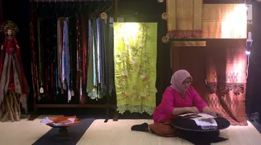 Peserta menunggu stan pameran kerajinan nusantara bertajuk Kriya Nusa 2018 di JCC Jakarta, Rabu (26/9). Pameran yang mengusung tema “Tingkatkan Sinergitas & Kreativitas Wirausaha Milenial” diikuti lebih dari 300 stan kerajinan. (Liputan6.com/Angga Yuniar)