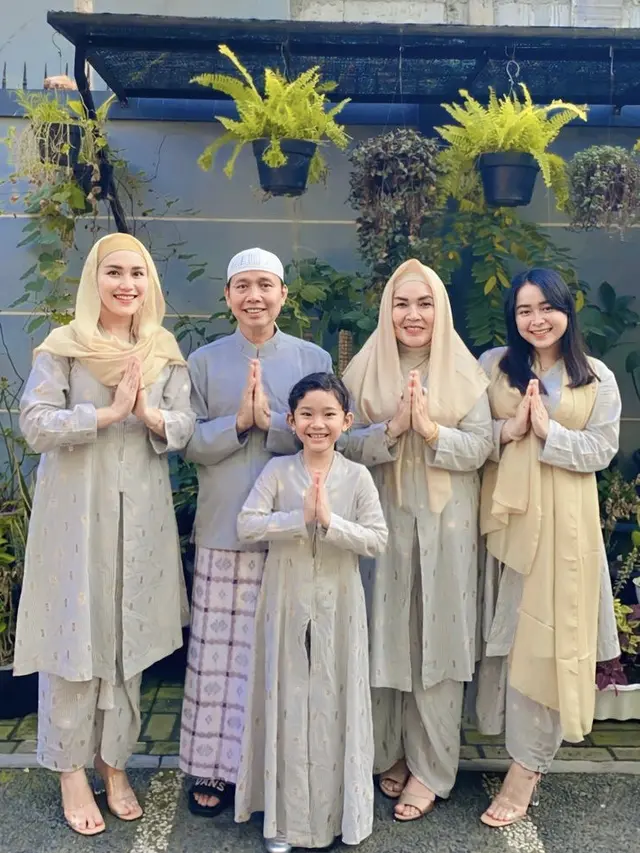 Fashion Kompak Keluarga Seleb Rayakan Idul Adha