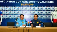 Pelatih Timnas Malaysia, Ong Kim Swee (kiri), bersama Aidil Zafuan yang kini sudah mundur dari timnas. (Bola.com/FAM)