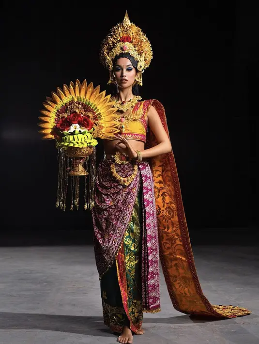 Kostum tersebut dirancang oleh desainer Inggi Indrayana Kendran. (@thesophiarogan)