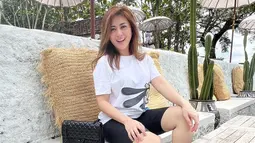 Memasuki usia 37 tahun, padu padan OOTD yang dikenakan Dhena Devanka tampak selalu nyaman dipandang mata. (Instagram/dhenaaldhaliadevanka)