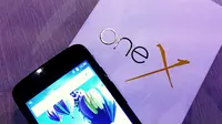 Untuk tahap awal selama 6-9 Februari 2015, Smartphone Evercoss One X terlebih dulu dijual secara online melalui Lazada.