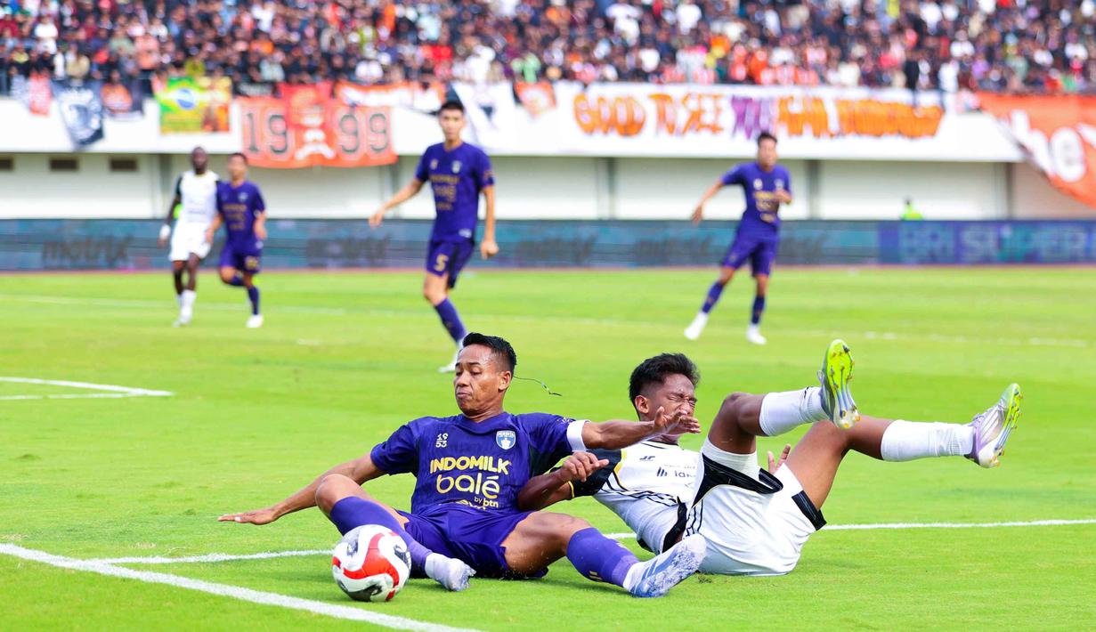 Tertinggal 0-1, pada awal babak kedua, Persita meningkatkan intensitas serangan. Tampak dalam foto, pemain Persija dan Persita saat berebut penguasaan bola pada pertandingan pekan ke-19 BRI Super League 2025/2026 di Indomilk Arena, Tangerang, Banten, Jumat (30/1/2026). (Bola.com/M Iqbal Ichsan)