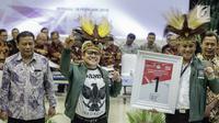 Ketua Umum Partai Kebangkitan Bangsa (PKB) Muhaimin Iskandar (tengah) mendapatkan nomor 1 sebagai peserta pemilu 2019 saat pengundian nomor urut parpol di kantor KPU, Jakarta, Minggu (19/2). (Liputan6.com/Faizal Fanani)