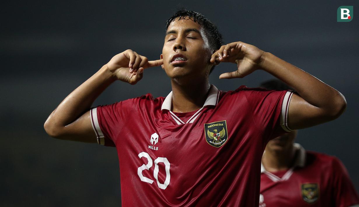 <p>Razza Fachrezi berhasil mempersembahkan satu gol untuk Timnas Indonesia U-19 saat mengalahkan Filipina dengan skor 5-1 pada Jumat (08/07/2022). Ia sukses melesatkan bola ke gawang yang dikawal Lance Bencio setelah menerima umpan silang mendatar dari Alfriyanto Nico yang bergerak di sisi kanan lini serang skuat Garuda Muda. (Bola.com/Bagaskara Lazuardi)</p>