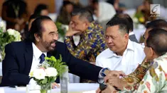 Ketua DPR Bambang Soesatyo berincang dengan Ketum Partai Nasdem saat peluncuran buku Ketua  DPR, di gedung Nusantara, Kompleks Parlemen MPR/DPR-DPD, Senayan, Jakarta, Kamis (25/10). (Liputan6.com/Johan Tallo)