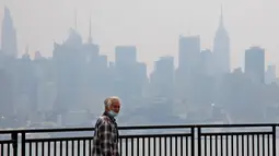 Orang-orang di Washington D.C., New York, dan Pennsylvania bergulat dengan kondisi kualitas udara yang tidak sehat akibat kabut asap. (Photo by Leonardo Munoz / AFP)