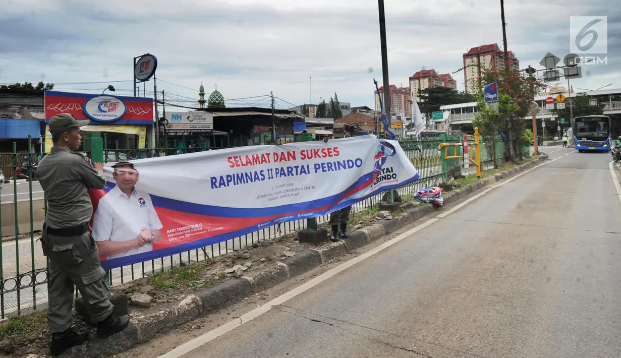 Penampakan spanduk parpol yang dipasang di Jalan Letjen Suprapto, Cempaka Putih, Jakarta (21/3). Panwaslu Cempaka Putih menertibkan spanduk tersebut karena melanggar UU Nomor 7 Tahun 2017 tentang Pemilihan Umum. (Merdeka.com/Arie Basuki)