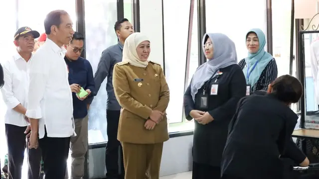 Presiden Jokowi bersama Khofifah saat meninjau SMKN 3 Malang. (Istimewa)