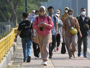 Pekerja berjalan menuju kantor mereka masing-masing di sepanjang Jalan Kawasan Sudirman-Thamrin, Jakarta, Senin (14/8/2023). (merdeka.com/Imam Buhori)