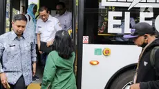 Gubernur Daerah Khusus Jakarta, Pramono Anung saat turun dari bus Transjakarta di kawasan Matraman, Jakarta, Rabu (30/4/2025). (Liputan6.com/Herman Zakharia)