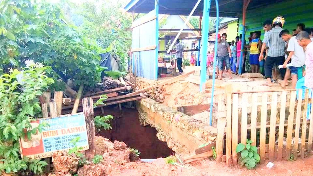 Lubang Menganga Terbentuk Tiba-Tiba di Bawah Rumah Warga Muna