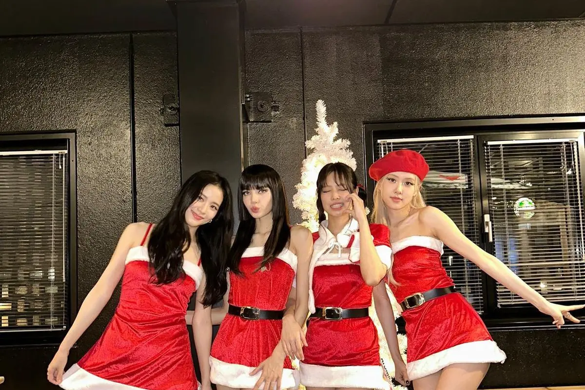 Pesona Cantik Member BLACKPINK Rayakan Natal Pakai Kostum Santa Claus