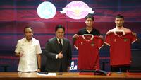 Dua pemain yang baru saja merampungkan proses naturalisasi, Ivar Jenner dan Rafael Struick diperkenalkan oleh Ketua Umum PSSI, Erick Thohir dalam acara konferensi pers pengumuman resmi FIFA Matchday antara Timnas Indonesia melawan Argentina di ruang media Stadion Utama Gelora Bung Karno (SUGBK), Jakarta, Rabu (24/05/2023). Kedua pemain keturunan Belanda tersebut tentunya bakal menjadi tambahan kekuatan Timnas Indonesia menjelang Piala Asia 2023. (Bola.com/Bagaskara Lazuardi)