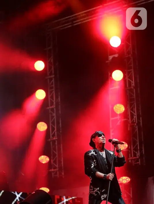 Grup band rock asal Jerman, Scorpions tampil di perhelatan JogjaROCKarta #4 di Stadion Kridosono, Yogyakarta, Minggu (1/3/2020). Scorpions membawakan sejumlah lagu hitsnya seperti Send Me An Angel, Wind of Change hingga Still Loving You. (Fimela.com/Bambang E Ros)