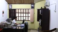 Seorang pekerja beraktivitas di kantor Lembaga Bantuan Hukum (LBH) Pers di kawasan Kalibata, Jakarta Selatan, Jumat (27/7). Lembaga Bantuan Hukum (LBH) Pers saat ini tengah dilanda persoalan pendanaan. (Liputan6.com/Immanuel Antonius)