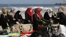 Sejumlah wanita Palestina berlatih yoga di pantai di Gaza City (3/3/2020). Pelatihan yoga tersebut diselenggarakan oleh Positive Energy Club. (AFP Photo/Mohammed Abed)