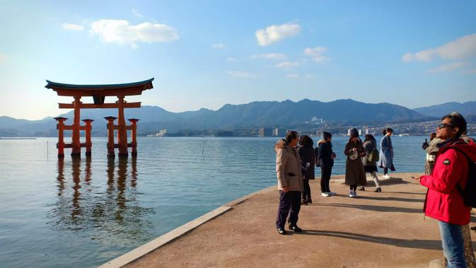 Torii atau gerbang Kuil Itsukushima menjadi spot foto favorit. (Liputan6.com/ Mevi Linawati)