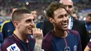 Penyerang PSG, Neymar Jr dan gelandang Marco Verratti merayakan timnya meraih juara Piala Prancis usai mengalahkan Les Herbiers di final di Stade de France di Saint-Denis, Paris (8/5). PSG menang 2-0 atas Tim divisi tiga tersebut. (AFP Photo/Franck Fife)