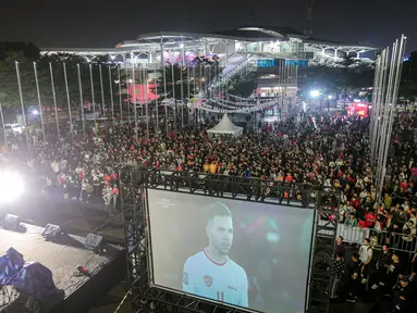 Acara bertajuk "MALAMNYA BOLA 2024, Angkat Tanganmu Dukung Indonesia Bersama Lifebuoy" sukses digelar di area Jakarta International Velodrome, Selasa (11/6/2024) dalam perayaan hari jadi Bola.com dan Bola.net. Event yang juga digelar untuk memeriahkan duel Timnas Indonesia versus Filipina berlangsung meriah dengan kehadiran ribuan suporter yang difasilitasi acara nonton bersama yang juga dihadiri oleh dua sosok ternama, Oki Rengga dan Tomy Welly alias Bung Towel. Acara yang diselingi hujan deras tersebut juga dimeriahkan dengan hiburan musik dan gim seru yang makin berkesan dengan lolosnya Timnas Garuda ke putaran ketiga Kualifikasi Piala Dunia 2026 Zona Asia. (Bola.com/Bagaskara Lazuardi)