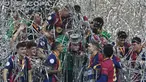 Para pemain Barcelona merayakan kemenangan dengan trofi setelah pertandingan final Piala Super Spanyol 2025 melawan Real Madrid di King Abdullah Sport City, Jeddah pada Senin (13/1/2025) dini hari WIB. (FADEL SENNA/AFP)