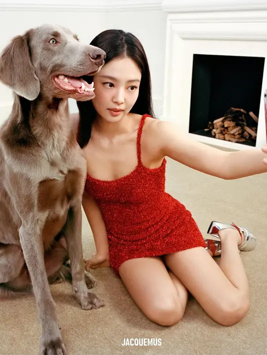 Jennie BLACKPINK kenakan mini dress merah sparkling dengan balerina shoes berwarna silver metalik [@jacquemus]