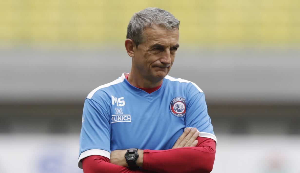 Pelatih Arema FC, Milomir Seslija, mengamati anak asuhnya saat latihan di Stadion Patriot, Bekasi, Jumat (29/3). Latihan ini persiapan jelang perempat final Piala Presiden 2019 melawan Bhayangkara FC. (Bola.com/Vitalis Yogi Trisna)