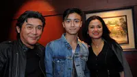 Keluarga Willy Dozan bertemu dalam premiere film Duel di Jakarta, Senin (15/9/2014) malam. (Liputan6.com/Faisal R Syam)