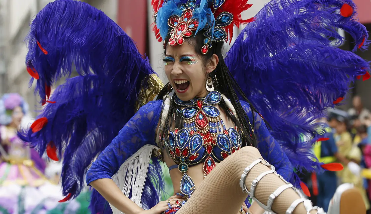Seorang penari samba Jepang saat memeriahkan acara tahunan Karnaval Asakusa Samba ke-34 di Tokyo, Jepang, 29 Agustus 2015. Sekitar 5.000 orang berpartisipasi dalam karnaval terbesar yang ada di Jepang ini. (REUTERS/Toru Hanai)