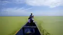 Seorang nelayan berdiri di atas perahu di Cienaga Grande de Santa Marta, Nueva Venecia, Kolombia, 12 Oktober 2021. Cienaga Grande merupakan rawa terbesar di Kolombia antara Sungai Magdalena dan pegunungan Sierra Nevada de Santa Marta. (AP Photo/Fernando Vergara)