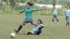 Pemain Timnas wanita Indonesia, Tugiyati, menghindari hadangan lawan saat seleksi pemain di Lapangan Sawangan, Depok, Selasa (6/3/2018). 40 pemain mengikuti Seleksi untuk Asian Games dan Piala AFF Wanita 2018. (Bola.com/M Iqbal Ichsan)