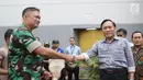 Direktur SCM Imam Sudjarwo menyerahkan 1 ekor sapi ke perwakilan TNI saat  penyerahan hewan kurban 1439 H di Studio 5 Indosiar, Jakarta, Kamis (16/8). SCM membagikan hewan kurban sebanyak 5 sapi dan 45 kambing. (Liputan6.com/Herman Zakharia)