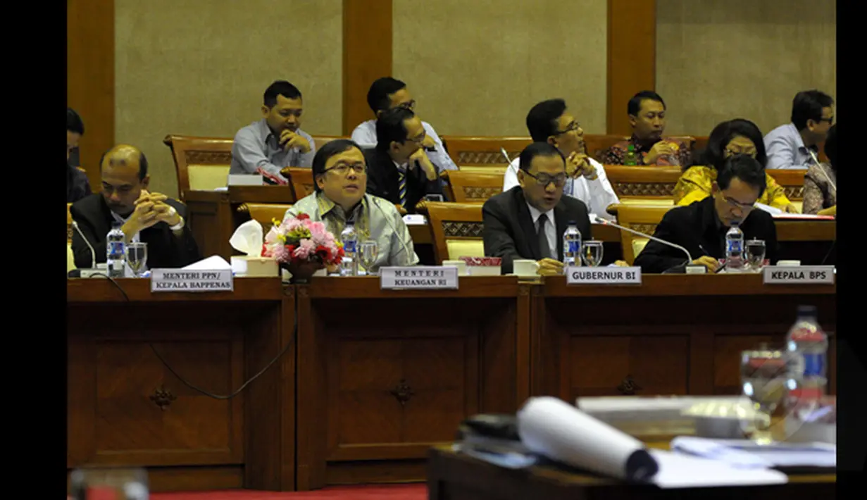 Menteri PPN/Kepala Bappenas, Andrinof A Chaniago (kiri) Menteri Keuangan RI,  Bambang Brodjonegoro (Kedua dari kiri), saat mengikuti rapat kerja dengan komisi XI, di Gedung DPR RI, Jakarta, Kamis (22/1/2015). (Liputan6.com/Andrian M Tunay)