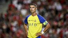 Ekspresi pemain Al Nassr, Cristiano Ronaldo, setelah gawang klubnya kebobolan oleh Benfica dalam pertandingan pramusim yang berlangsung di Estadio Algarve, Portugal, Jumat (21/7/2023) WIB. (AFP/Patricia De Melo Moreira)