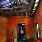 Kondisi rumah Yadi yang nyaris ambruk di Kampung Cisarua RT 02/04, Kelurahan Tipar, Kota Sukabumi (Liputan6.com/Fira Syahrin).