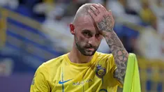 Ekspresi pemain Al Nassr, Marcelo Brozovic, saat melawan Al Taawon dalam laga pekan ke-2 Liga Arab Saudi 2023/2024 yang berlangsung di KSU Football Stadium, Sabtu (19/8/2023) dini hari WIB. Al Taawon berhasil mengalahkan tuan rumah Al Nassr dengan skor 2-0. (AFP/Fayez Nureldine)